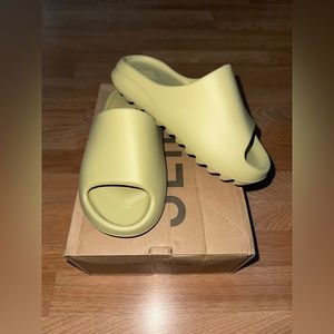 Yeezy Resin Slide (Women Size 7)